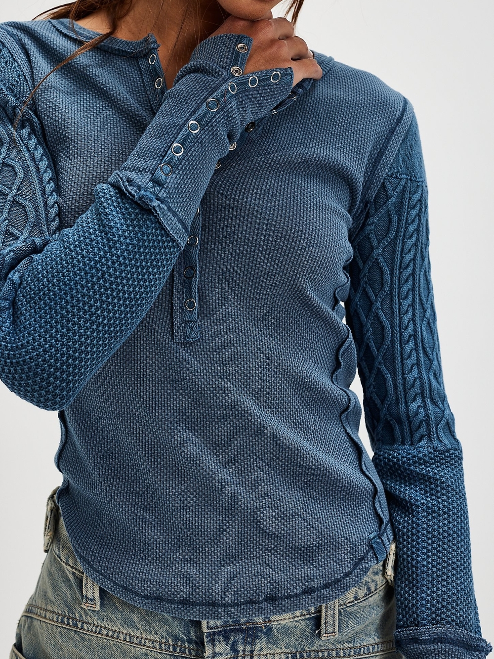 Twisted Cable Cuff thermal top, featuring a snap-button V-neckline S